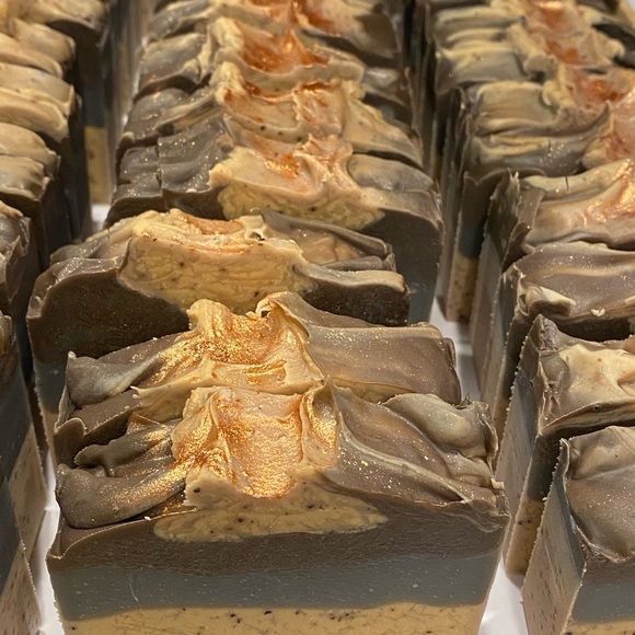 MEET YOUR POSHER Stephanie - Picture 4 of 4